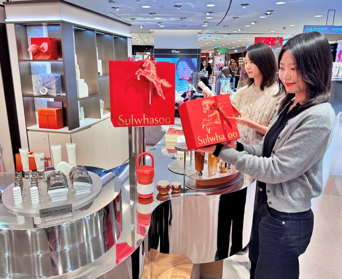 2. [롯데백화점] 본점 지하1층 설화수 매장에서 붉은 말의 해 프로모션 단독 기프트를 들고 있는 모델들.jpg