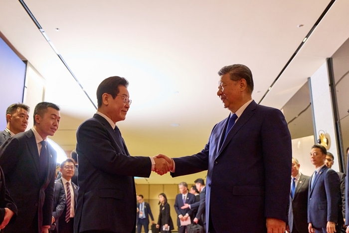 이재명 대통령이 지난 1일 경북 경주시 소노캄 그랜드볼룸에서 열린 한중 국빈만찬을 마친 후 시진핑 중국 국가주석을 환송하고 있다. (이재명 대통령 SNS. 재판매 및 DB 금지) 2025.11.2 / 뉴스1