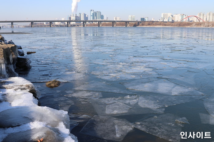 새해 첫 토요일 영하 14도 강추위... 낮부터 기온 회복, 체감온도는 여전히 ‘뚝’