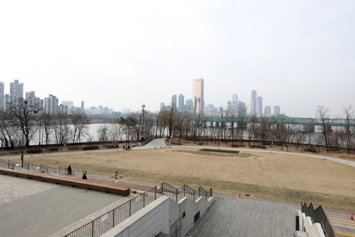 “가족 단위 사람들 많은데”... 노들섬 치킨집 ‘노키즈존’ 안내문에 ‘갑론을박’