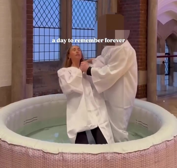 릴리 필립스가 세례 받는 모습 / Instagram 'lilyphillip_s'