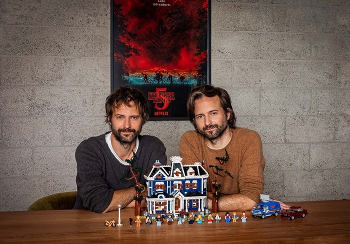 사진02_‘기묘한 이야기’ 시리즈 제작자 더퍼 형제와 ‘레고 기묘한 이야기 크릴 하우스(11370)'.jpg