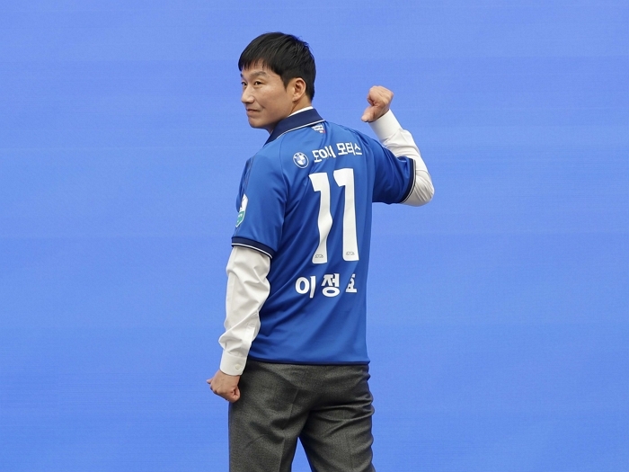 [참고자료] 이정효 감독, 도이치 모터스와 함께 승격을 향해 달린다. 도이치 모터스, 수원삼성블루윙즈 이정효 감독 BMW X5 40i M Sports 후원.jpg