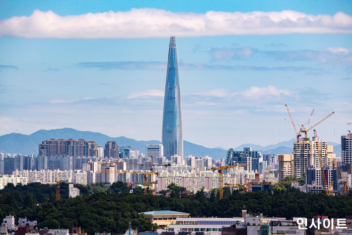 상금 최대 1천만원”…롯데월드타워, 123층까지 걸어 오르는 '국제 수직 ...
