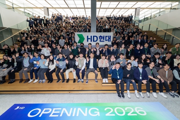HD현대 글로벌R&D센터에서 열린 오프닝 2026(Opening 2026)‘에서 참석자들이 기념촬영을 하고 있다. / 사진제공=HD현대그룹