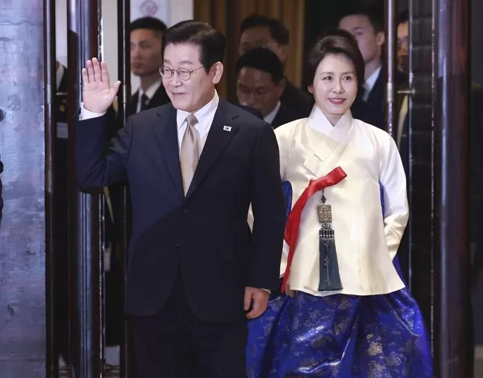 중국을 국빈 방문 중인 이재명 대통령과 김혜경 여사가 4일 베이징 한 호텔에서 열린 재중 한국인 간담회에 입장하고 있다. / 뉴스1