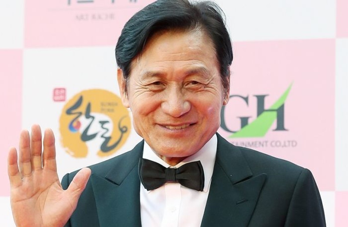 안성기, 74세로 별세...이정재·정우성 운구로 마지막 길 배웅