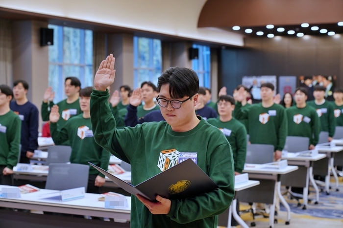 [사진2] BBQ치킨_제너시스BBQ 그룹은 신입사원 공개 채용을 통해 선발된 합격자들과 함께 이천에 위치한 치킨대학에서 입소식을 개최했~.jpg