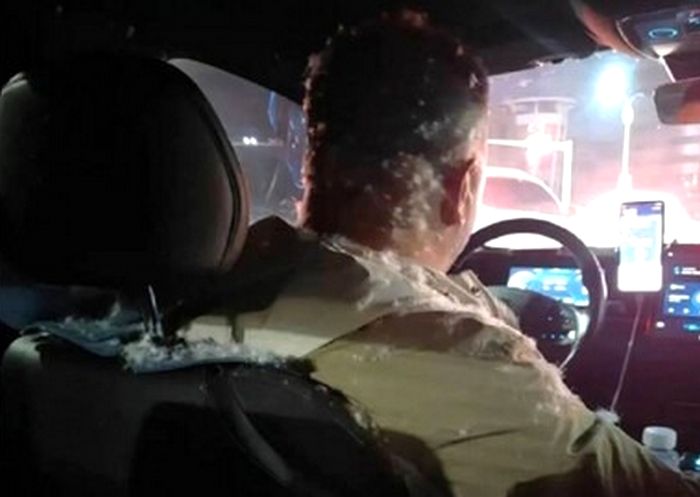 “살이 너무 쪘나?”... 오리털 패딩 입고 택시 탔다가 ‘깃털 테러’한 승객 (영상)