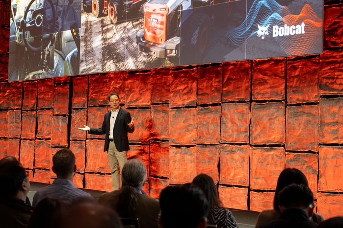 1. 스캇 박 두산밥캣 대표가 5일(미국 현지시간) CES 2026 미디어데이에서 차세대 건설장비기술에 대해 설명을 하고 있다.jpg