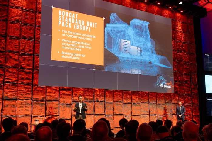 2. 스캇 박 두산밥캣 대표(왼쪽)가 5일(미국 현지시간) CES 2026 미디어데이에서 밥캣의 표준 배터리팩에 대한 설명을 하고 있다.jpg