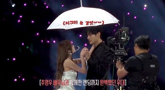 “동화책 엔딩 현실로”... 최예나·추영우 ‘우산 키스’ 무대 현장 비하인드 공개