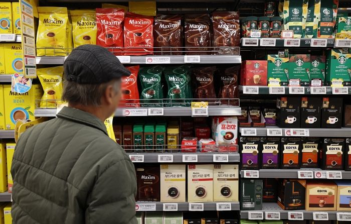 “하루 한 잔 조차 고민”... 치솟는 커피값에 직장인들 한숨만