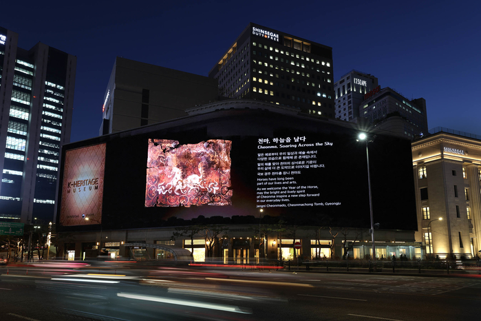 신세계百, 신세계스퀘어서 붉은 말의 기운 받으세요 (2).jpg