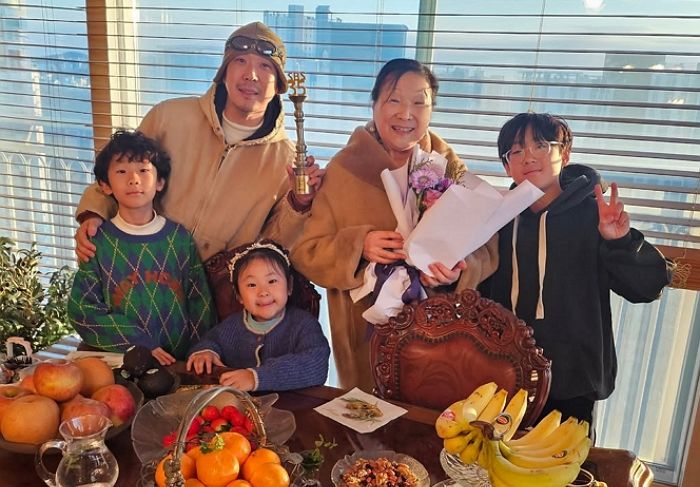 ‘별♥’ 하하, 모친 ‘융드옥정’ 근황 공개... 손녀 송이와 붕어빵 비주얼 자랑