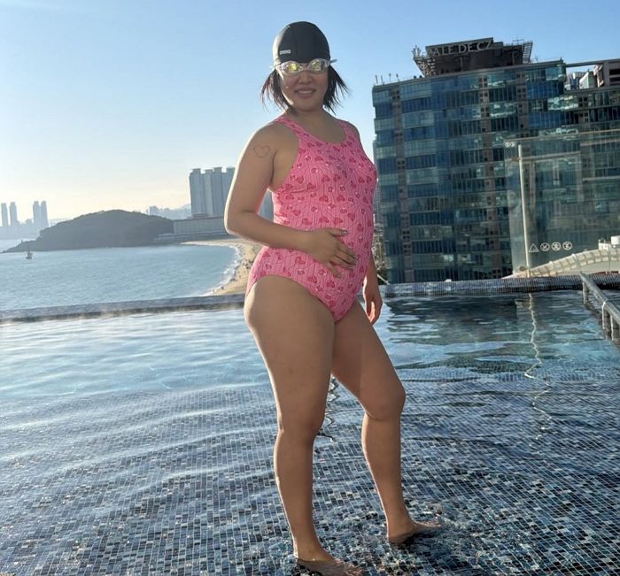 “혹시 둘째 만삭?”... ‘73kg’ 랄랄, 파격적인 핑크 수영복 몸매 공개