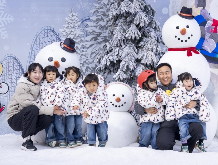 3. 에버랜드 '붕어빵 러쉬' 현장을 찾은 다섯 쌍둥이 가족.jpg