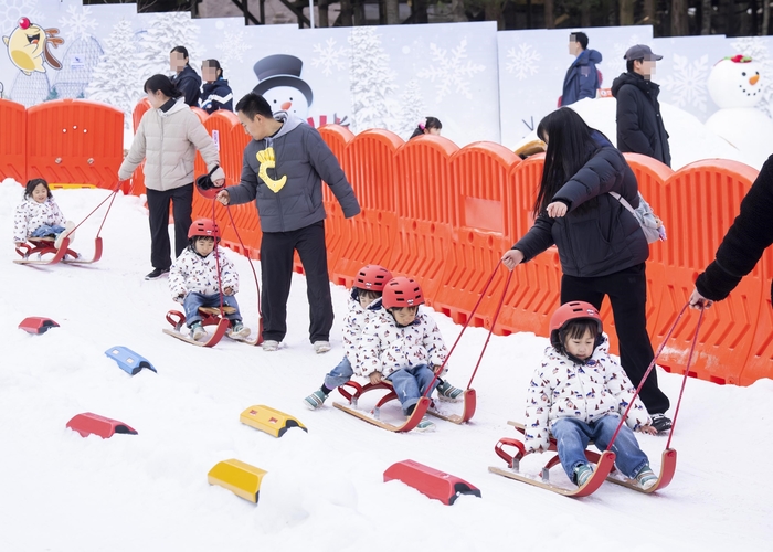4. 에버랜드 '붕어빵 러쉬' 현장을 찾은 다섯 쌍둥이 가족.jpg