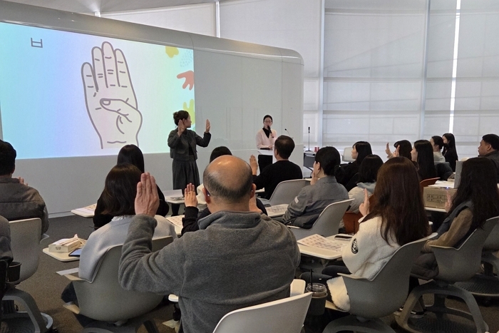 [사진자료] 한국동그라미파트너스가 대전 유성구 소재 하이테크 연구소 ‘한국테크노돔(Hankook Technodome)’에서 임직원을 대상으로 수어 교육을 진행하는 모습.jpg