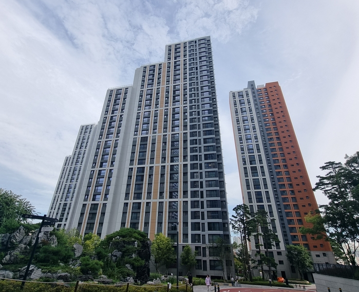 DL이앤씨) 내구성 향상 페인트를 적용한 'e편한세상 시흥더블스퀘어' 단지 전경.jpg