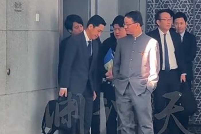 류진쑹 중국 외교부 국장(우)과 가나이 마사아키 일본 외무성 국장(좌) / 중국 위위안탄톈