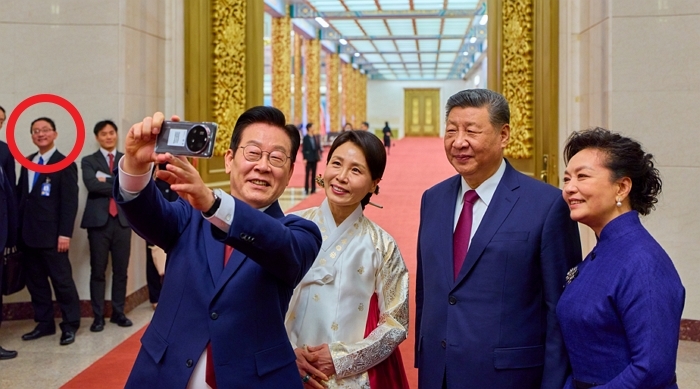 한중 정상 '셀카' 촬영중 포착된 류진쑹 중국 외교부 아시아 국장 / 이재명 대통령 엑스(X)