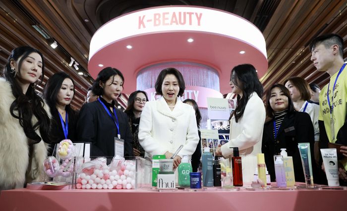 김혜경 여사, 中서 ‘K-뷰티’ 홍보나섰다... “저녁마다 대통령과 1일 1팩”