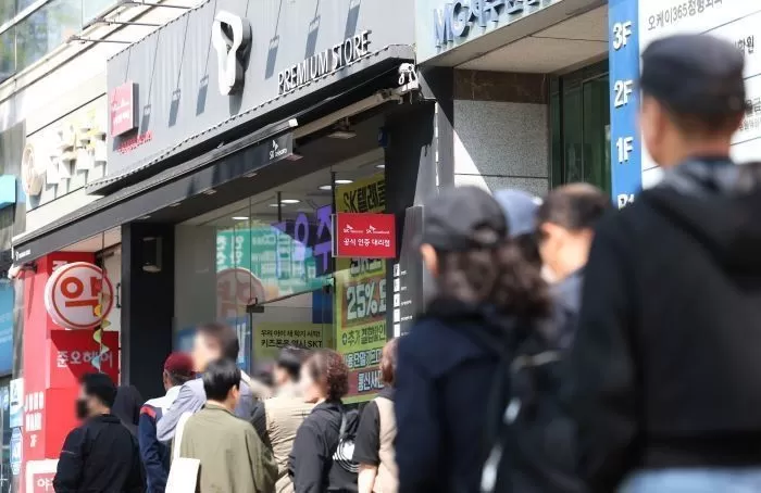 28일 SKT 유심 교체를 위해 줄을 길게 늘어선 모습 / 뉴스1