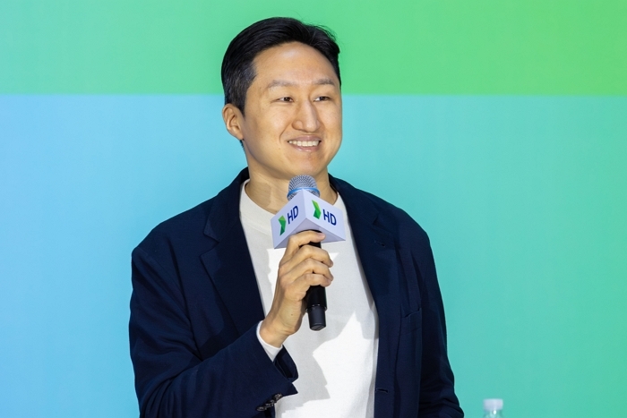 사진1. 5일(월), HD현대 글로벌R&D센터에서 열린 '오프닝 2026(Opening 2026)'에서 HD현대 정기선 회장이 새해 인사를 하고 있다..jpg