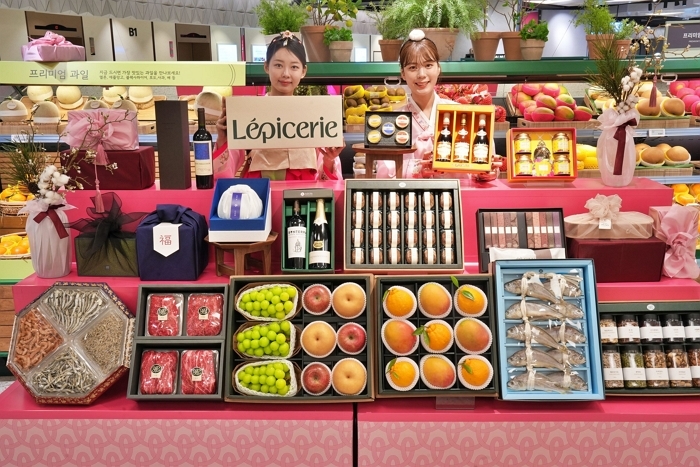 1. [롯데백화점] 설 선물 세트를 홍보하는 모델들.JPG