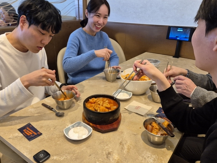 [사진] BBQ치킨_BBQ는 신메뉴 ‘BBQ 오뎅탕’과 ‘BBQ 닭볶음탕’을 새롭게 출시했다..jpg