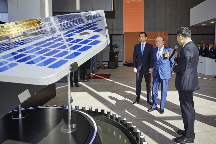 [사진_1] 한화그룹 김승연 회장과 김동관 부회장이 세계 최고 수준의 기술력을 갖춘 해상도 15cm급 ‘VLEO(Very Low Earth Orbit) UHR(Ultra High Resolution) SAR(Synthetic Aperture Radar) 위성’의 실물모형을 살펴보고 있다.JPG