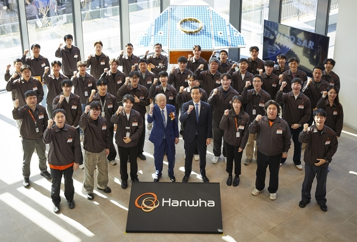 [사진_2] 한화그룹 김승연 회장과 김동관 부회장이 한화시스템 제주우주센터 임직원들과 VLEO UHR SAR 위성 실물모형 앞에서 기념사진을 촬영하고 있다.JPG