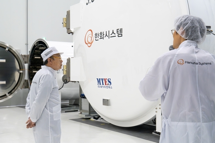 [사진_3] 한화그룹 김승연 회장이 한화시스템 제주우주센터 내 진공상태, 극저온(-180℃), 극고온(150℃) 환경을 모사한 우주환경 시험장을 살펴보고 있다.jpg