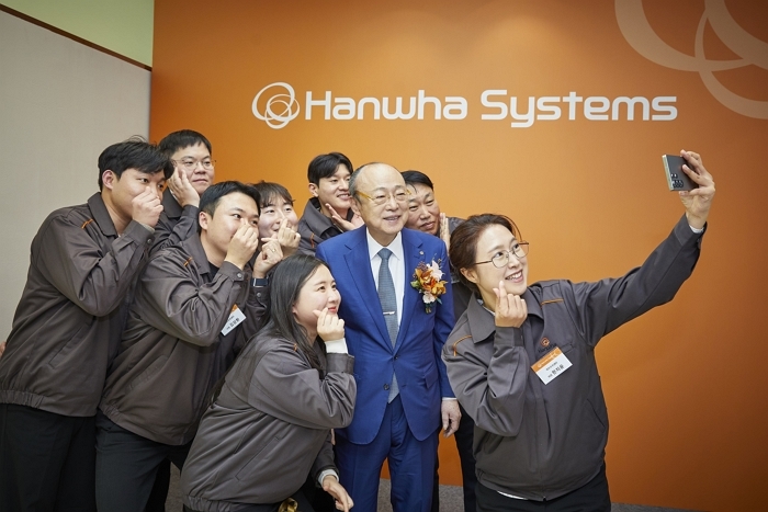 [사진_5] 한화그룹 김승연 회장이 한화시스템 제주우주센터 임직원들의 요청에 셀카 촬영을 하고 있다.JPG