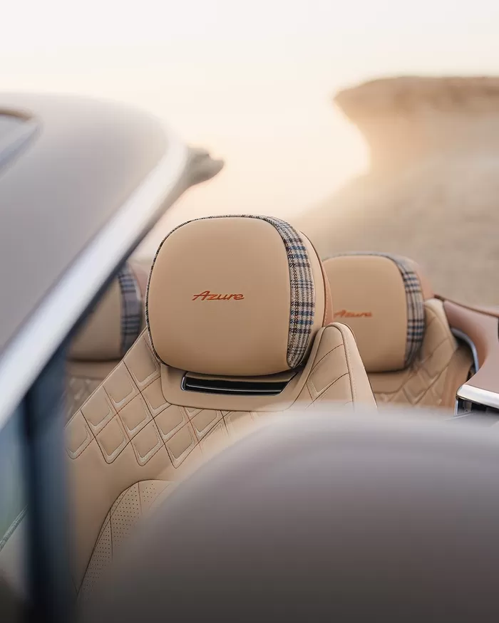 가죽 및 문구: Azure의 이미지일 수 있음