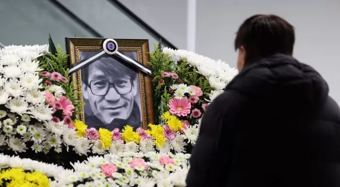 6일 오후 서울 중구 서울영화센터에 마련된 '국민배우' 고 안성기 시민 추모공간을 찾은 시민들이 고인을 추모하고 있다. 충무로 서울영화센터는 오는 8일 오후 6시까지 추모 공간을 운영한다. 2026.1.6/뉴스1