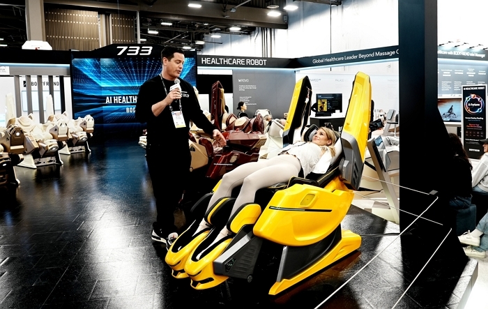 [바디프랜드_사진자료3] CES 2026 바디프랜드 부스에서 ‘웨어러블 AI 헬스케어로봇 733’에 대해 설명하고 있다..jpg