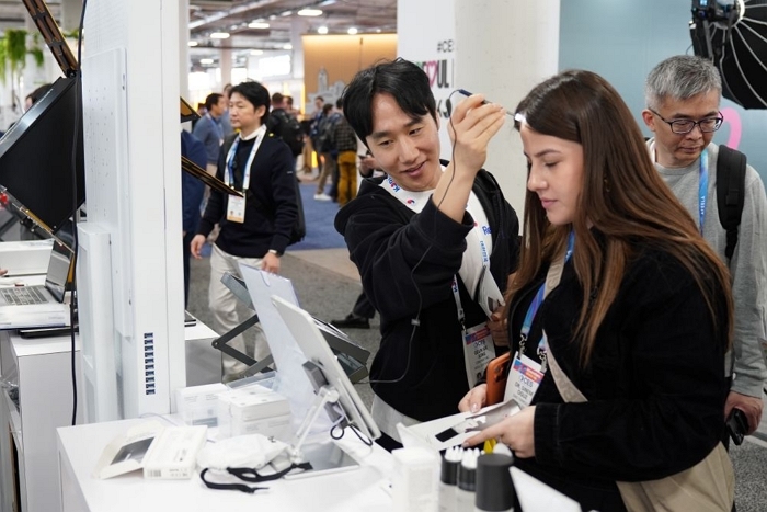 [이미지2] 리필드 두피 스캐너를 활용한 AI 두피 분석 시연.JPG