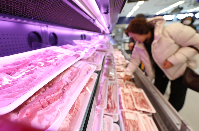 9일 서울의 한 대형마트 돈육 코너에서 시민들이 장을 보고 있다 / 뉴스1