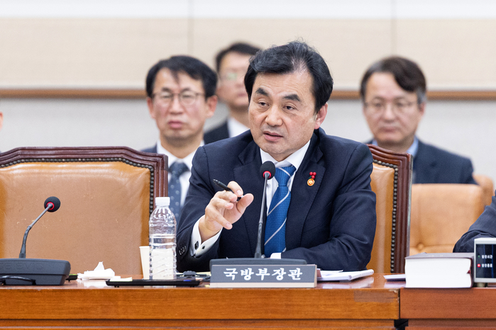 origin_답변하는안규백국방부장관.jpg