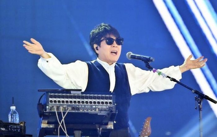 성기야 또 만나자“... 60년 지기 안성기 발인 날, 조용필은 무대서 ‘친구여’ 불렀다