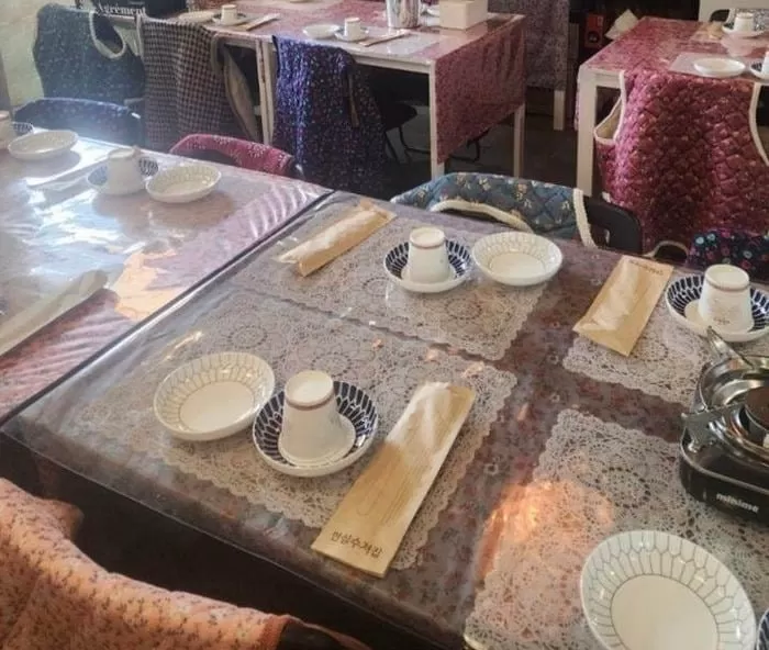 할매카세 식당을 운영하는 한 자영업자가 매장에 비치한 꽃무늬 조끼, 이른바 할매 조끼를 손님들이 무단으로 자꾸 가져간다며 어려움을 호소했다./사진=아프니까 사장이다 캡처