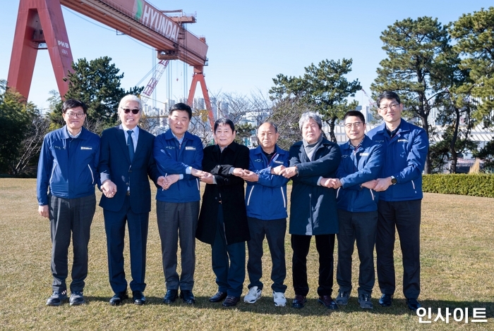 HD현대 권오갑 명예회장이 울산 HD현대중공업 영빈관에서 전임 노조 지부장들과 상생 오찬을 가졌다(사진 왼쪽 두 번째부터 정병모 20대 노조 지부장, 권오갑 명예회장, 백형록 21대 노조 지부장, 박근태 22대 노조 지부장, 조경.jpg