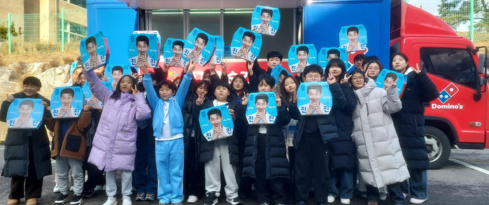[도미노피자_사진자료] 도미노피자, 청각장애 유소년 ‘클라리넷앙상블’에 올해 첫 파티카로 피자 전달 사진.jpg