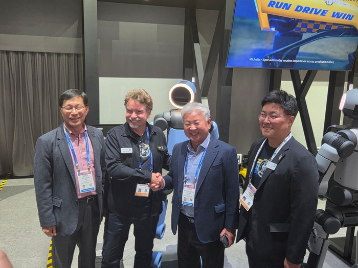 [사진자료2] Marc Theermann (보스턴 다이내믹스 최고전략책임자, CSO), 에티버스 이호준 대표, 정명철 회장.jpg