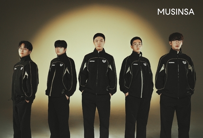 [무신사 사진자료] 무신사와 공식 파트너십을 체결한 '젠지 이스포츠' 구단 소속 선수들 단체사진.jpg