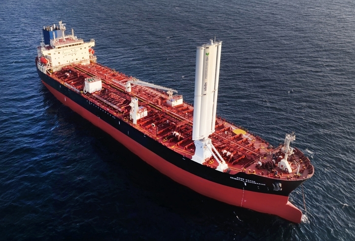 [사진]HD한국조선해양이 자체 개발한 ‘윙세일’ 시제품의 해상 실증 모습.jpg