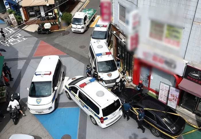 3일 흉기난동 사건이 발생한 서울 관악구 조원동의 한 주택가에서 경찰이 현장을 조사하고 있다. 2025.9.3 / 뉴스1