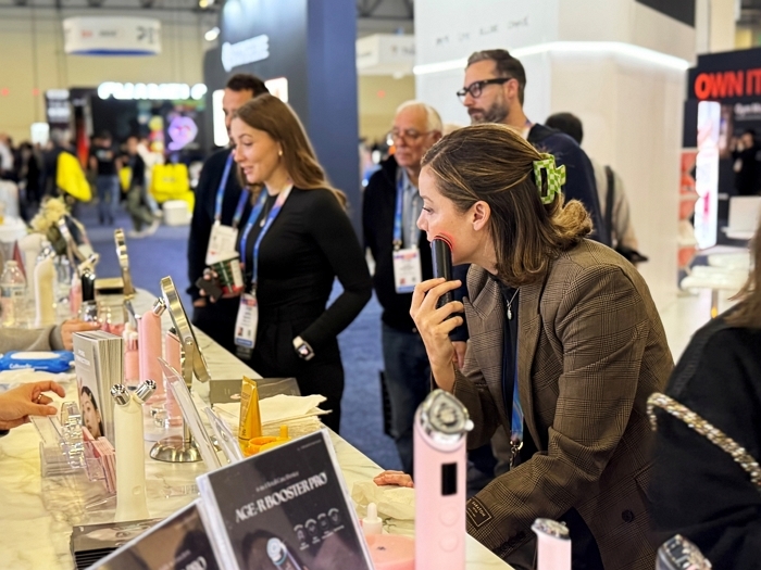 [이미지자료 3] 에이피알의 CES 부스를 찾은 방문객이 메디큐브 에이지알 뷰티 디바이스를 체험하고 있는 모습.jpg